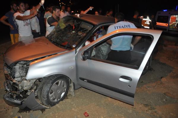 Gurbetçi aile ile müzisyenlerin bulunduğu otomobiller çarpıştı: 1 ölü, 7 yaralı