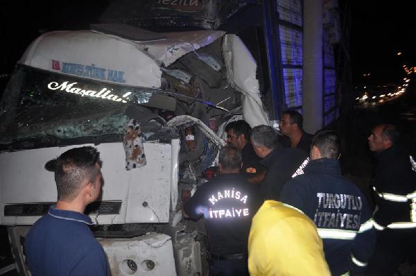 Tavuk yüklü kamyon direğe çarptı: 1 yaralı