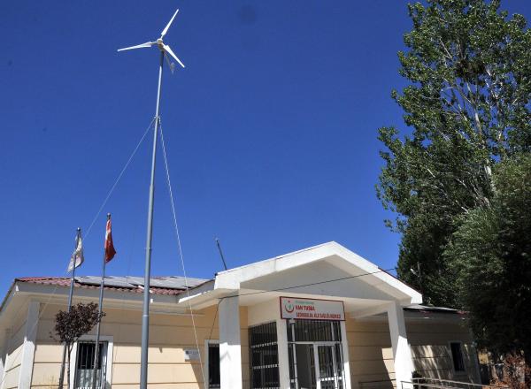Sağlık merkezinin elektriği rüzgar ve güneşten