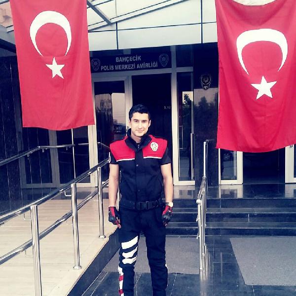 Motosikletle duvara çarpan polis memuru hayatını kaybetti