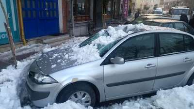Üzerine buz kütlesi düşen otomobiller hasar gördü
