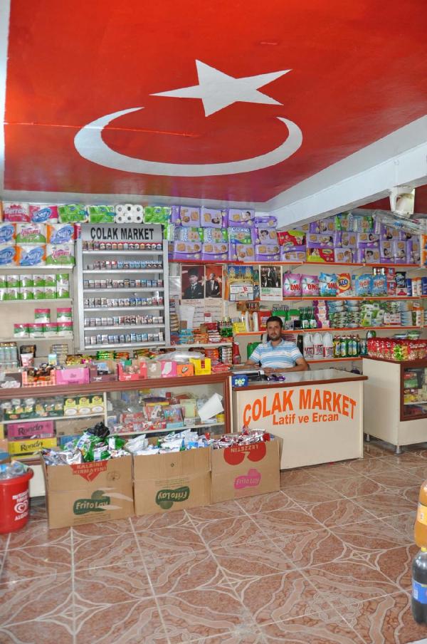 Besnili esnaftan teröre bayraklı tepki