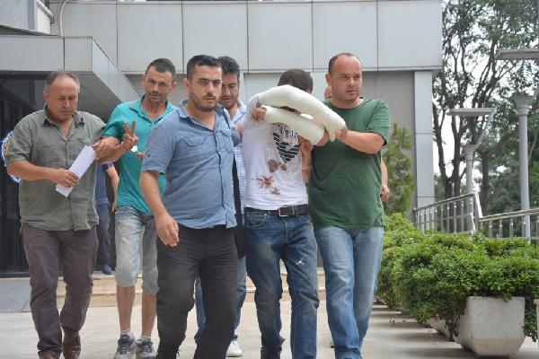 Polisten kaçarken ikinci kattan düşen şüpheli, alçılı kollarıyla mahkemeye sevk edildi