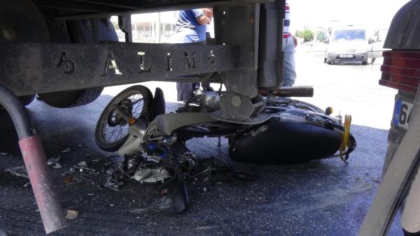 TIR'ın altına giren motosikletli öldü
