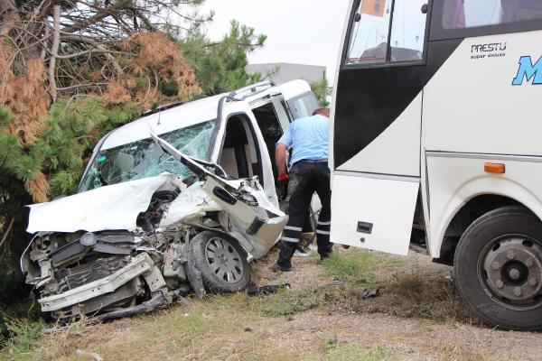 Hafif ticari araç ile midibüs çarpıştı: 3 yaralı