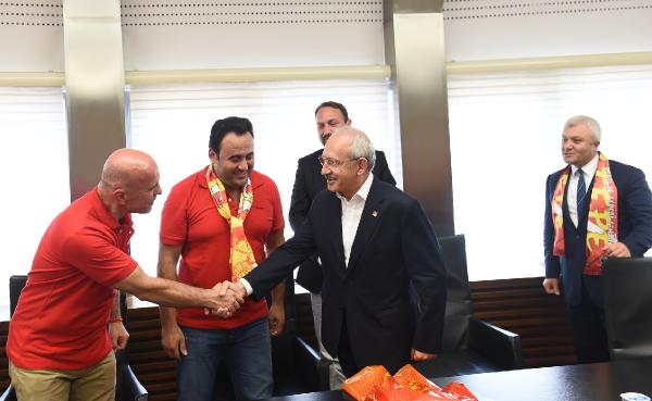 Kılıçdaroğlu'nu Göztepeli taraftarlar ziyaret etti