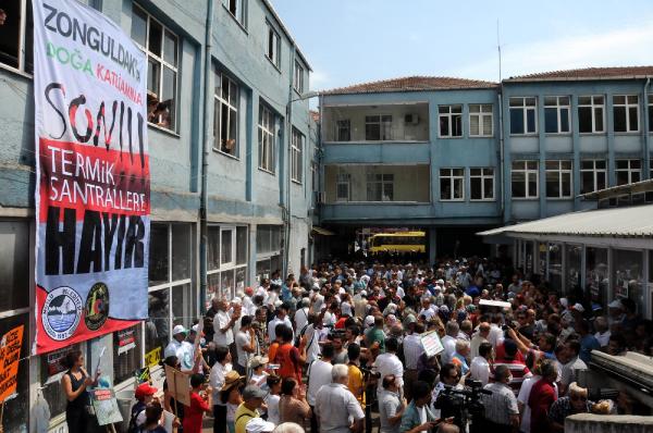 Zonguldak'ta termik santral için ÇED toplantısında kefenli protesto
