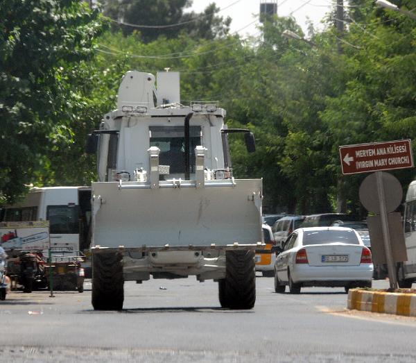 Diyarbakır'ın Sur İlçesi'nde polis ile YDG-H'liler arasında çatışma çıktı