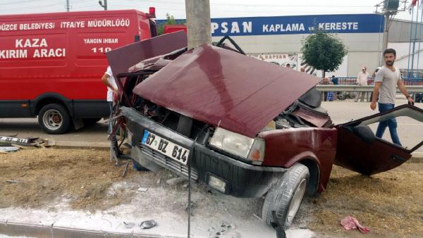 Otomobil ikiye katlandı: 3 yaralı