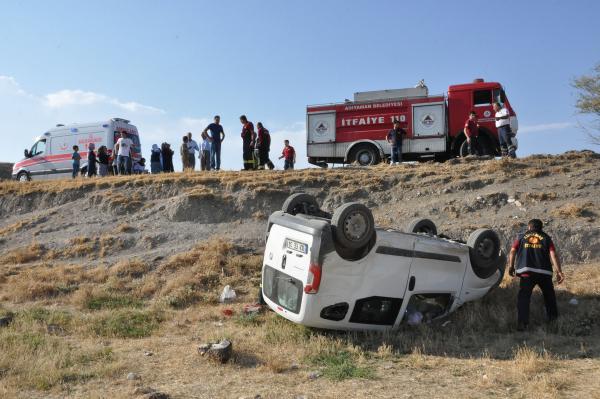 Kamyonet ile çarpışan hafif ticari araç devrildi: 4 yaralı