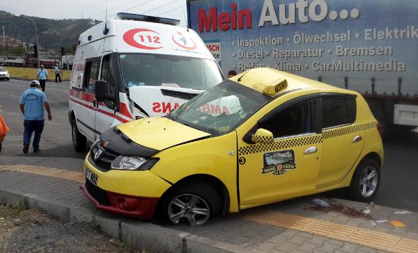 Ambulans taksi ile çarpıştı: 2  yaralı