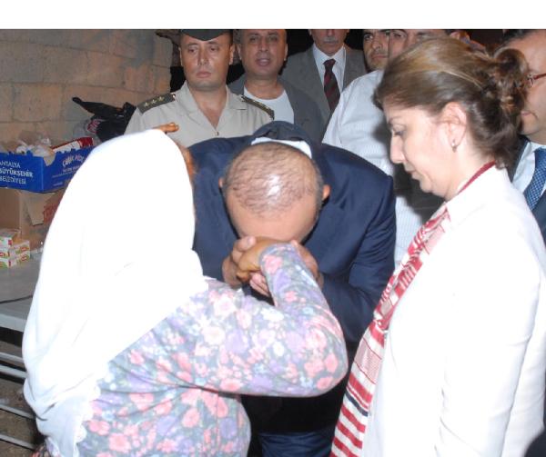 Bakan Çavuşoğlu, şehit Barış Akkabak’ın dedesini hastaneye götürdü