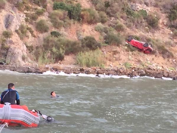 Otomobil uçuruma yuvarlandı, sürücü denizden kurtarıldı