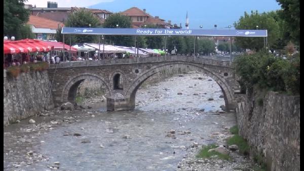 Kosova'da tarihi Osmanlı köprüsü AB'ye tepki olarak gümrük kapısına dönüştürüldü