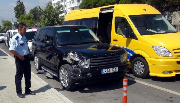 Turist taşıyan servis aracına çarpan cipin sürücüsü kaçtı