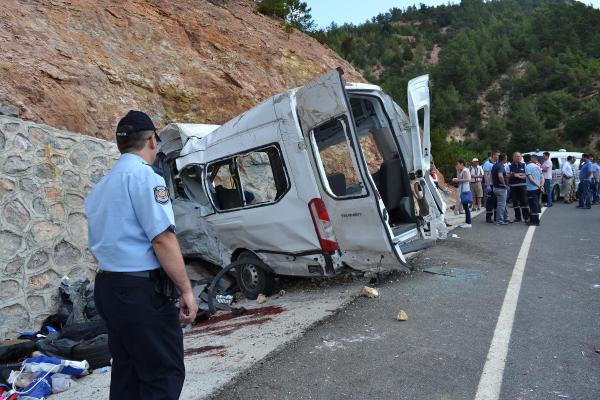 Havran'da Suriyeli'lerin minibüsü devrildi: 9 ölü, 31 yaralı (3)