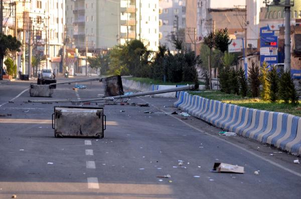 Cizre'de kepenkler kapalı, gerginlik devam ediyor