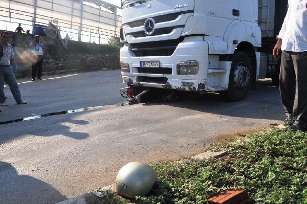 Kavşakta TIR'la çarpışan motosikletli kaskı sayesinde yaralı kurtuldu