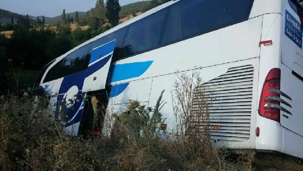 Kırkağaç'ta otobüs TIR'a çarptı: 13 yaralı