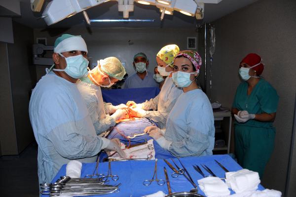 Karnından 11 kiloluk tümör çıkartıldı
