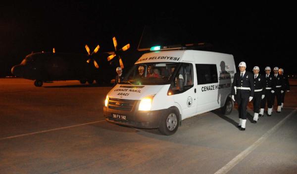 Şehit polisin baba ocağına ateş düştü (2)