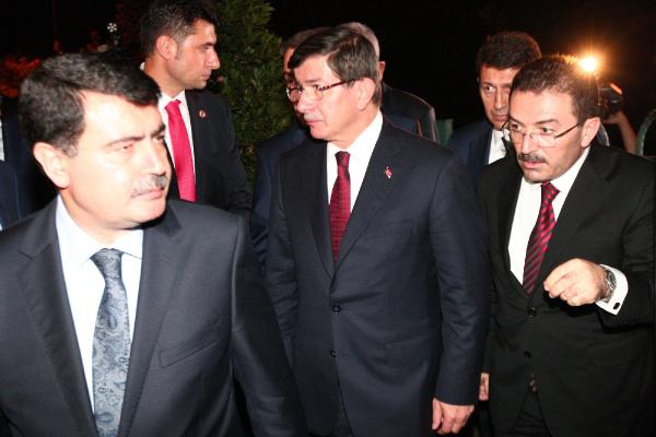 Başbakan Davutoğlu Ak Parti İstanbul İl Başkanlığı'nda açıklama yaptı(1)