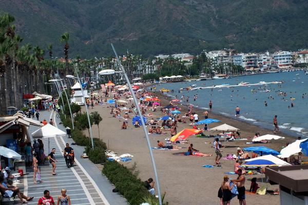 Gündüz denizde, gece ise restoran ve kafelerde serinliyorlar