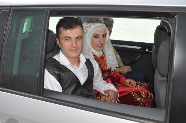 Damat sınavda ter döktü, gelin dua etti
