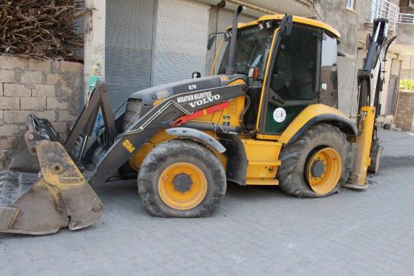 Nusaybin'de teröristlerin çaldığı belediye kepçesine şüpheli paket bırakıp terk etti
