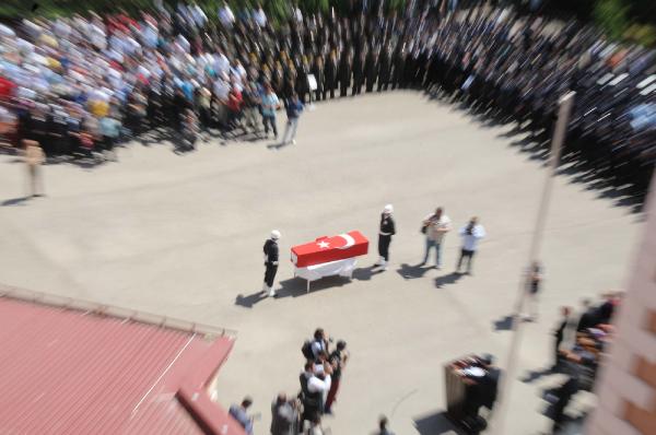 Şehit polis Demir'i, memleketi Sivas'ta 10 bin kişi uğurladı