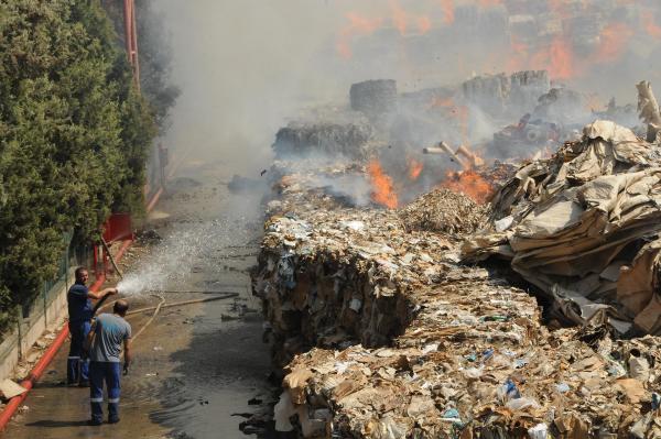 Kahramanmaraş'ta atık kağıt fabrikasında yangın (1)