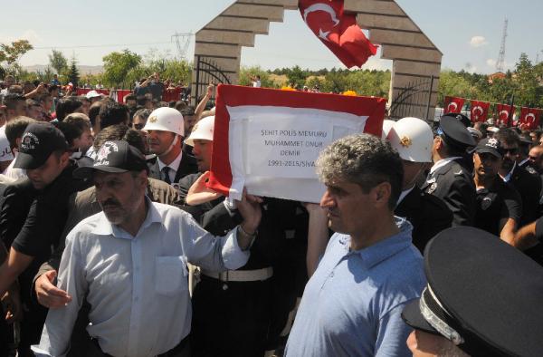 Şehit polis Demir'i, memleketi Sivas'ta 10 bin kişi uğurladı (2)