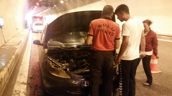 Bolu Tüneli'nde motoru alev alan otomobil yandı
