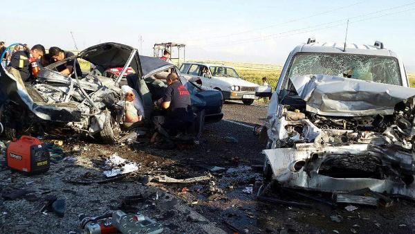 Hafif ticari araçla çarpışan otomobildeki 5 kişi öldü