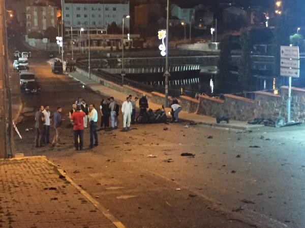 Geniş Haber// Sultanbeyli'nde bombalı araçla polis merkezine saldırı
