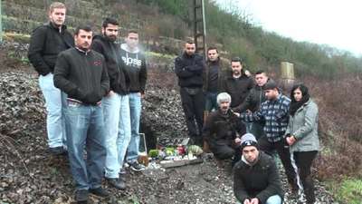 Almanya'da kaza ölen Türk genci için hazırlanan anma yerini yaktılar