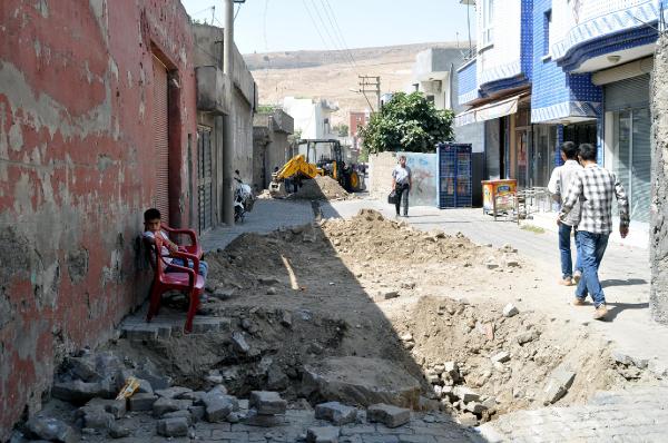 Cizre'de hendek kazılmasına polis izin vermedi