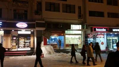 Apartmanın çatısından düşen karlar tabelaları parçaladı