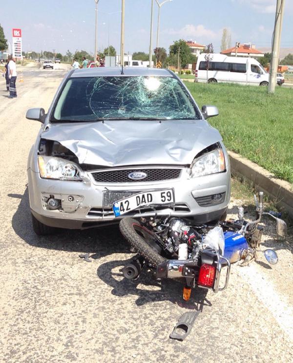 Otomobille çarpışan motosikletin kasksız sürücüsü öldü