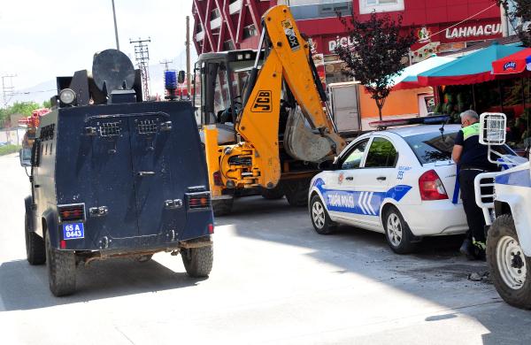 Polise atmak istediği ses bombası elinde patladı