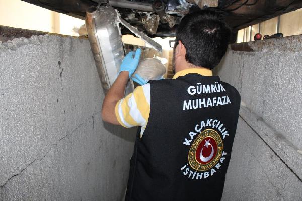 Otomobilin egzozunda 15 kilo eroin bulundu