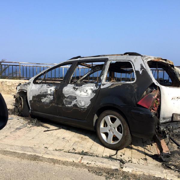Teras katta başlayan yangın otomobili de kül etti