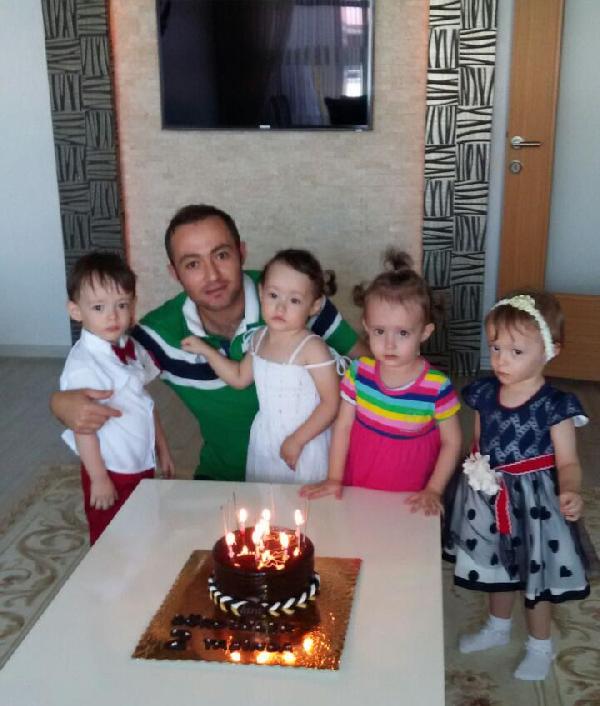 Polis çiftin dördüzleri 2 yaşına girdi