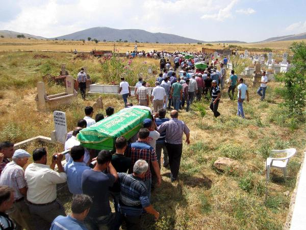 Kayseri'de kazada ölen 4 kişilik aile toprağa verildi