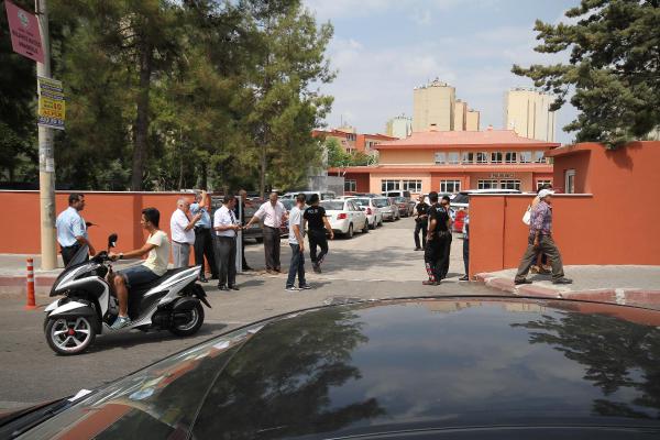 Altından kablo sarkan Suriye plakalı araç bomba paniğine neden oldu