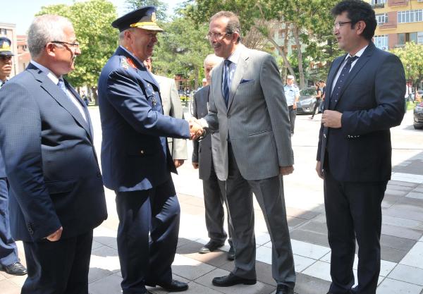 Hava Kuvvetleri Komutalığı'na atanan Orgeneral Ünal'dan Vali Tuna'ya veda ziyareti