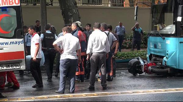 Motosiklet sürücüsü özel halk otobüsünün altına girdi