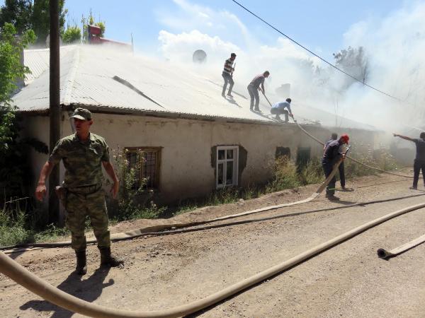 Özalp’ta asker, iftaiye ve vatandaşlar yangın için seferber oldu