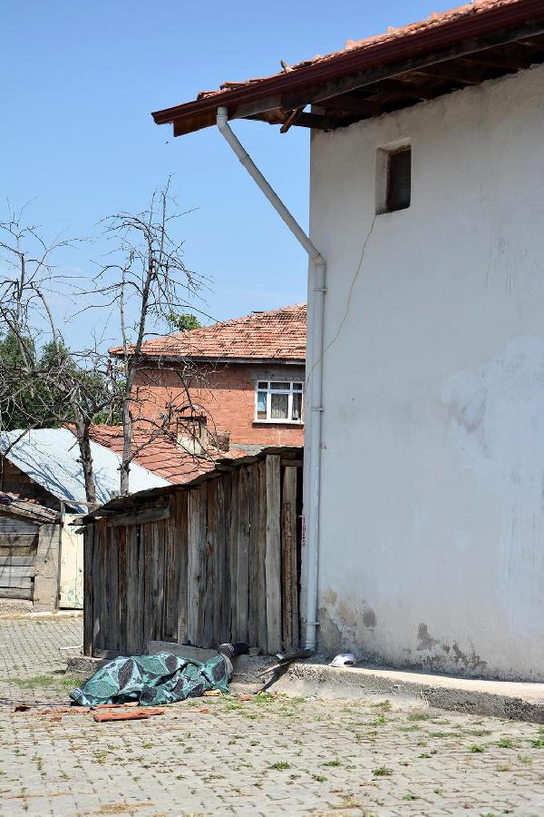 Çatıda bastığı kiremit kırılan usta düşüp öldü