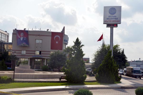 Belediye yanındaki şüpheli çantadan kıyafet çıktı